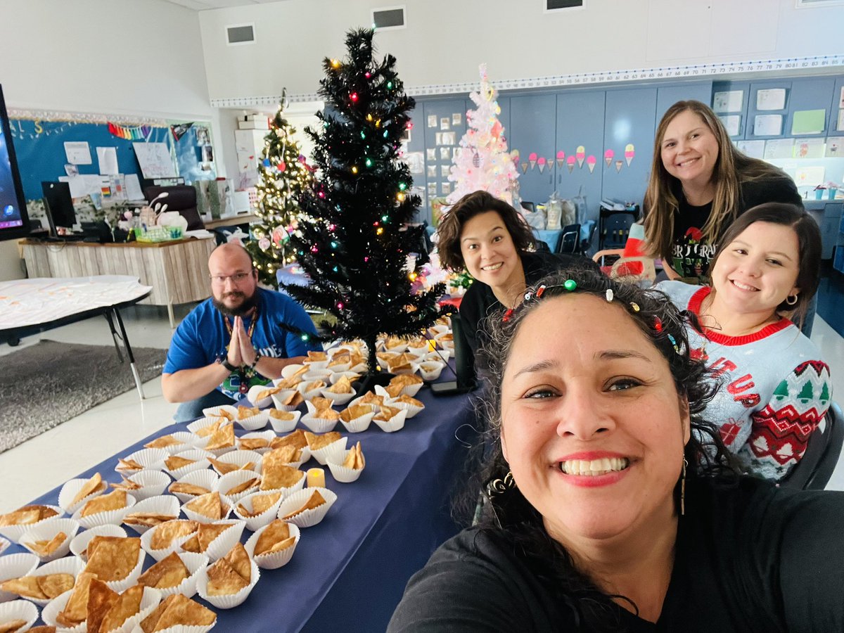 Medlin_3rdGrade's tweet photo. 3rd Grade is ready for Celebrations Around the World! #FSHISD #DiaDeLasVelitas https://t.co/LhGuVOdeLb