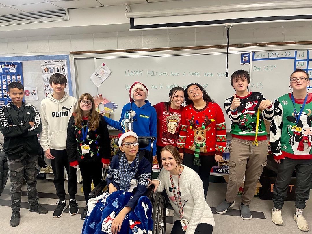 Sandburg_fanz's tweet photo. Day 4 of Spirit Week, don’t forget to wear your blue &amp; gold tomorrow! ☃️🎄🎅🏼 🦅 https://t.co/rrYPcpV2wU