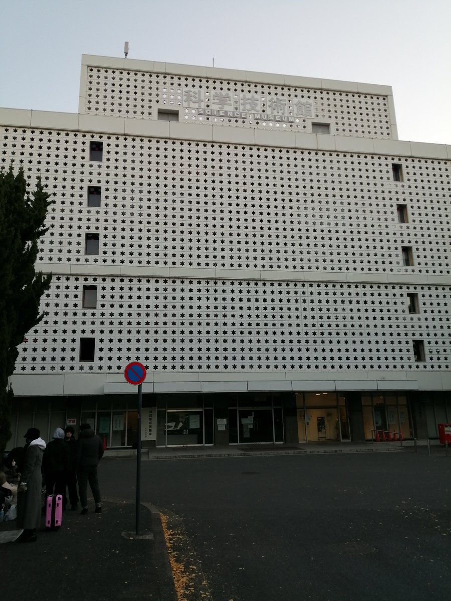 susalaman's tweet photo. 【#首都圏ファミリーセール情報】
三陽商会のファミリーセールにやってきました。会場に時間前ですが、すでに100名近く並んでいます。
先頭の方は昨晩から並んでいるとか、すごすぎる💦
#三陽商会　#マッキントッシュ https://t.co/3WtAQubi9L