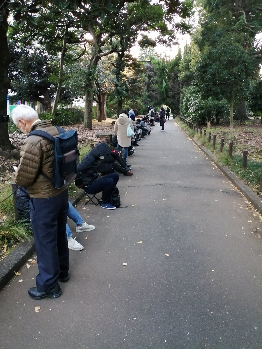 susalaman's tweet photo. 【#首都圏ファミリーセール情報】
三陽商会のファミリーセールにやってきました。会場に時間前ですが、すでに100名近く並んでいます。
先頭の方は昨晩から並んでいるとか、すごすぎる💦
#三陽商会　#マッキントッシュ https://t.co/3WtAQubi9L