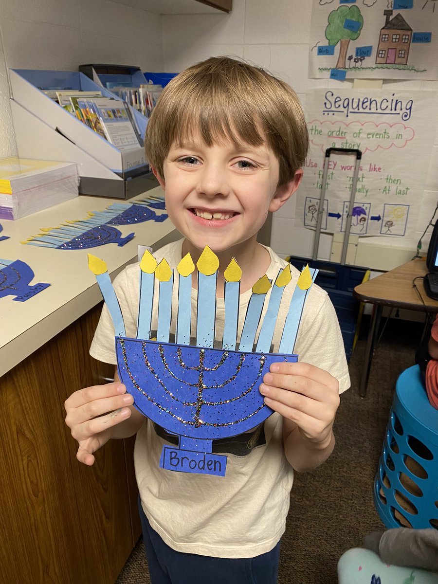 dclingingsmith1's tweet photo. This week we learned about Christmas and Hanukkah traditions. Today we read a non-fiction text and then friends made their own menorahs. #fabulousfirsties #winterholidays #traditions #lotsofglitter @VV_Voyagers https://t.co/8SX955AqPN