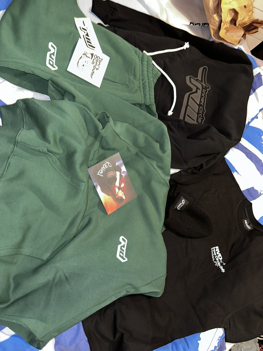 httphavi's tweet image. #MyFatAssInRevedMerch @RevedTV  Nach 10 Jahren is es angekommen, und junge junge SOOO NICE!!! 10/10 Qualität. Ich werde in diesen Klamotten für immer leben.