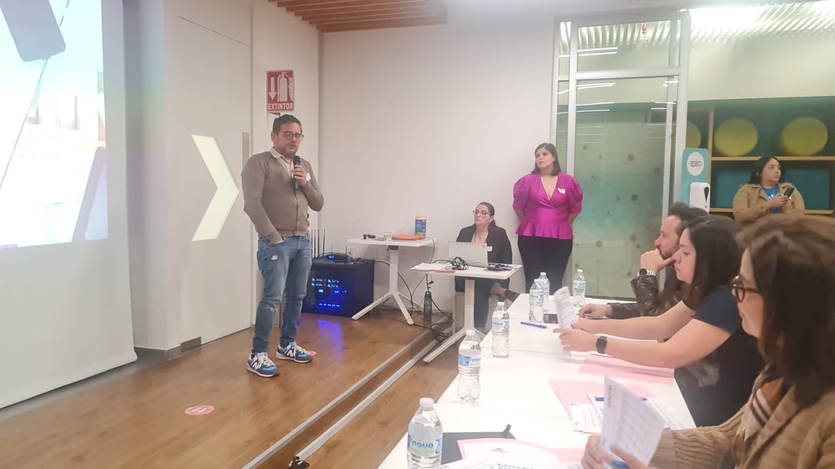 robsmx01's tweet photo. ¡Ya iniciamos con #SocialHack! 🙌🏻
Juan Roberto Hernández y Carlos Velázquez, Coordinador General de @InnovacionJal, inician esta tarde con el Demo Day. https://t.co/MWZk5WS7WY