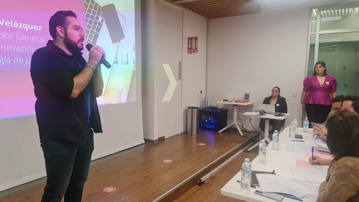 robsmx01's tweet photo. ¡Ya iniciamos con #SocialHack! 🙌🏻
Juan Roberto Hernández y Carlos Velázquez, Coordinador General de @InnovacionJal, inician esta tarde con el Demo Day. https://t.co/MWZk5WS7WY