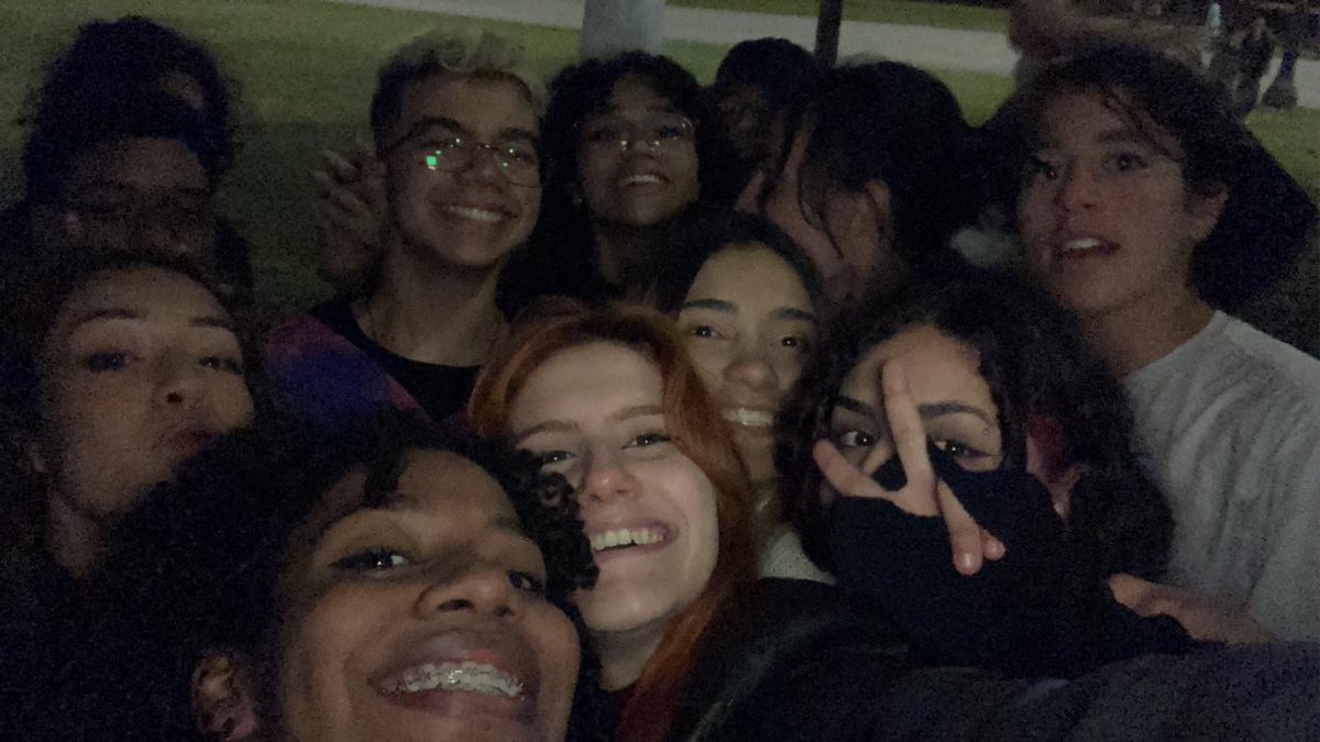 Dani04504's tweet photo. Em one piece, ouvi pelo Ace, que amigos que dividem a bebida se tornam irmãos, e sempre esperei pelas pessoas certas pra dividir essa bebida especial, até que encontrei vcs. Para mim, já faz mt tempo que vcs ultrapassaram o patamar de apenas amigos, são a família a qual escolhi + https://t.co/DSNy7TQdQ9