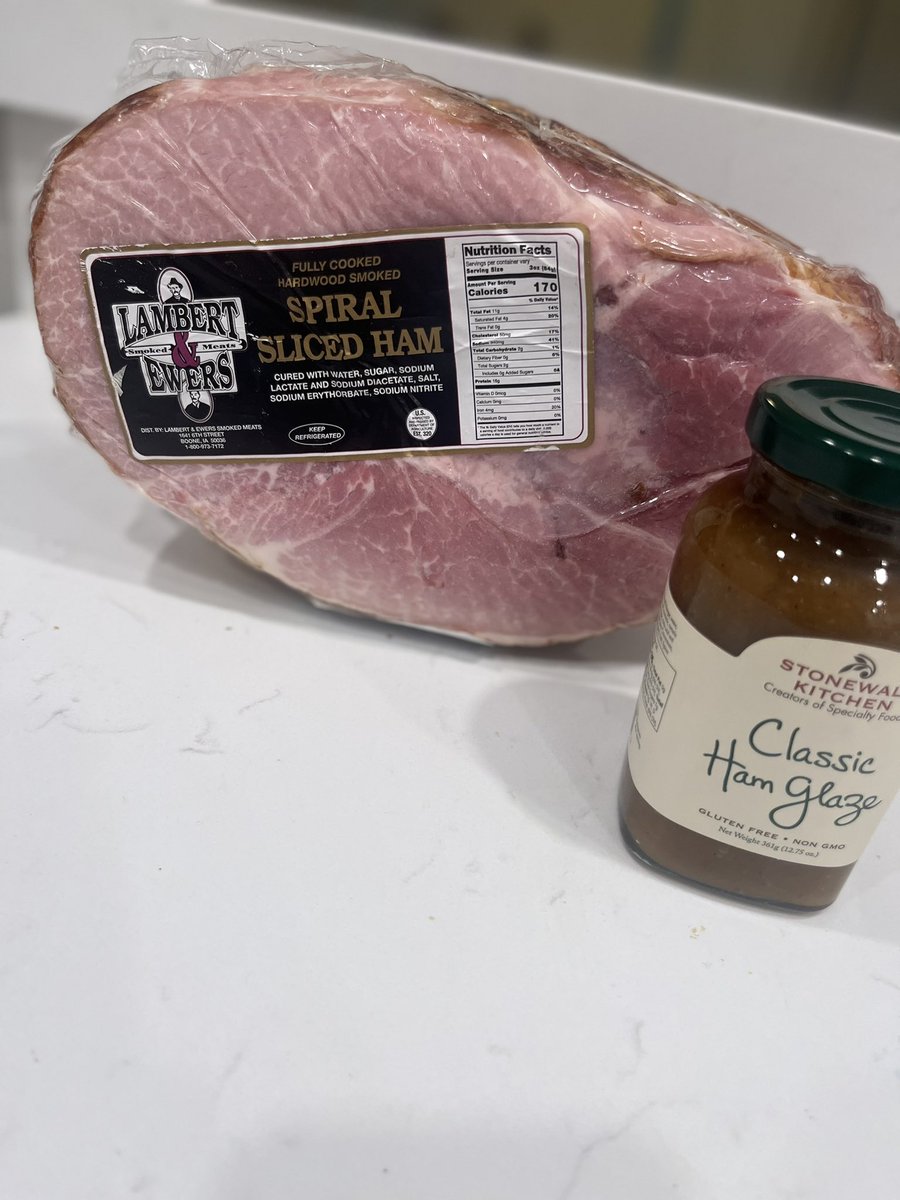 Looking for a super easy and delicious meal for the holidays? <a href="/LambertEwers/">belambert</a> has an amazing ham delivered right to your door with their signature sauce! 
15% less sodium and no added water