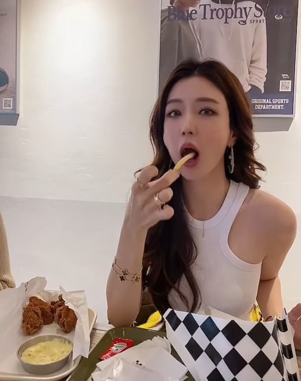 Hyojin634's tweet photo. Who can understand the world of foodie, who else is the queen who can eat so much? Ha ha! https://t.co/XIq2kemjMX