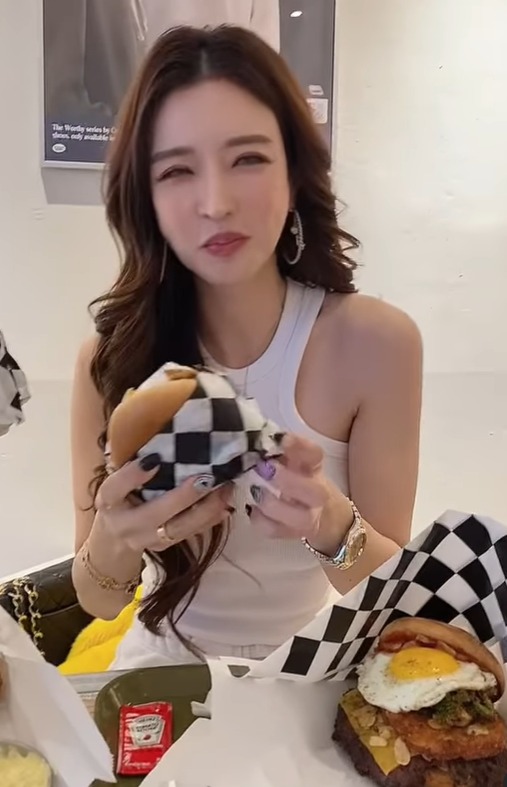Hyojin634's tweet photo. Who can understand the world of foodie, who else is the queen who can eat so much? Ha ha! https://t.co/XIq2kemjMX