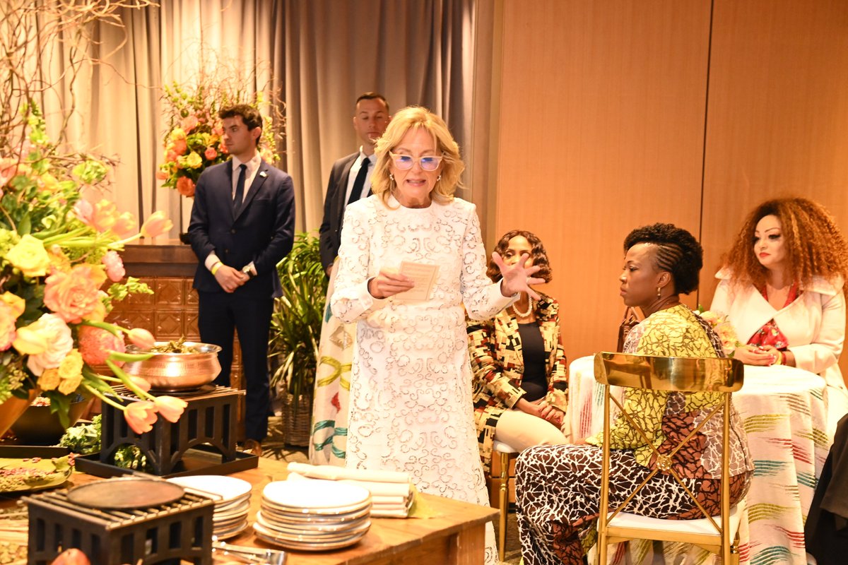 ChantalBIYA_Cmr's tweet photo. Today, I paid tribute to black artists during a spousal event hosted by First Lady Jill BIDEN at the Smithsonian National Museum of African American History and Culture.
#ChantalBiya
#USAfricaLeadersSummit
#USAfricaLeadersSummit22 https://t.co/P5jKJurH1T