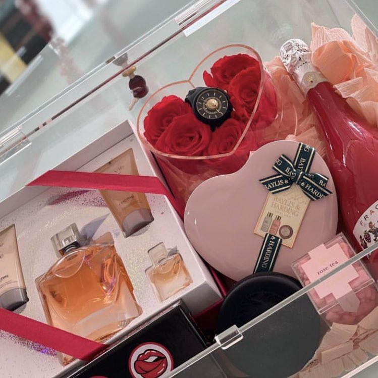 ibox_gift's tweet photo. @Mbahdeyforyou Personally none. But I wouldn’t mind been the one sending out gifts to others, I curate gift hampers, surprise packages, souvenirs and chocolate boxes. Location: Lagos/ Abuja. Price range from 15,000 Naira upwards, i.e can be charged higher than that. Thank you https://t.co/uDPPUWsdoZ