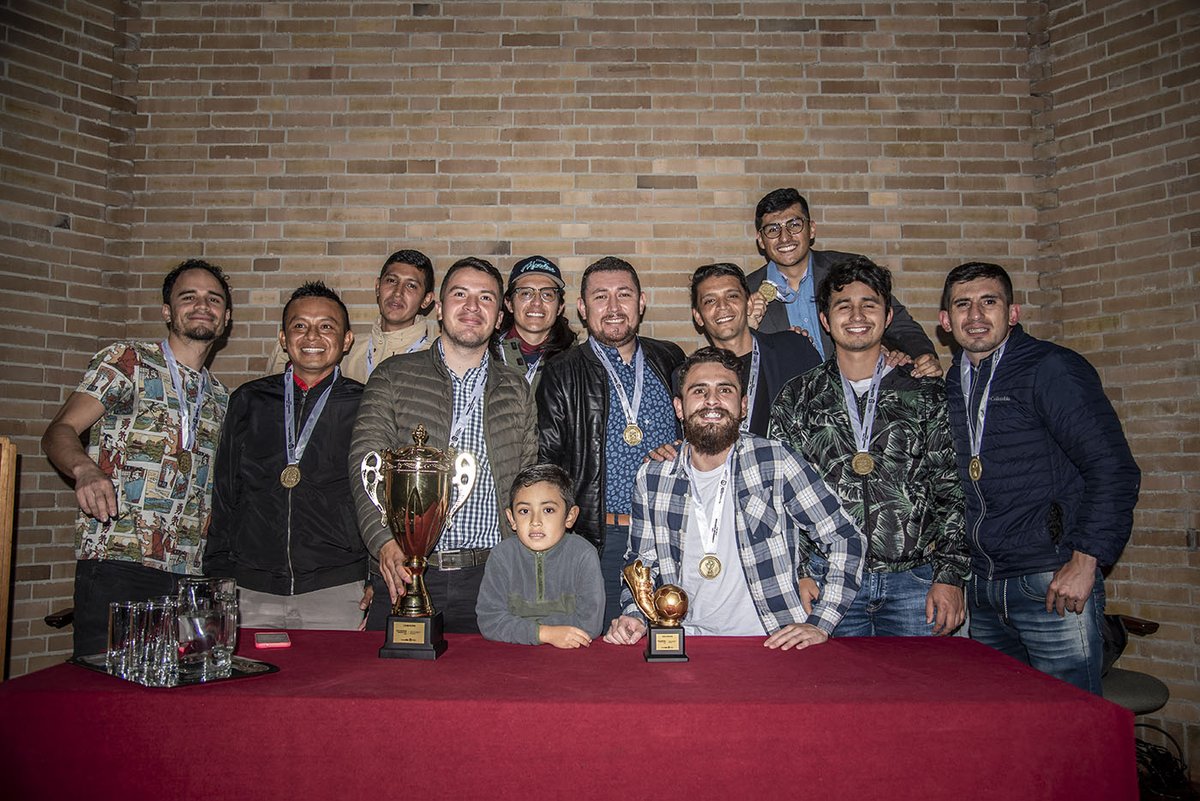 UNALOficial's tweet photo. #FotogaleríaUNAL Egresados de la #UNAL se reencontraron en Primer Campeonato de Fútbol y Baloncesto Sala: Una actividad organizada por @bUNAL_Bog que buscaba revitalizar la construcción de un tejido social alrededor de la práctica deportiva https://t.co/eLgOrtvzH1 https://t.co/kTrOeHCVux