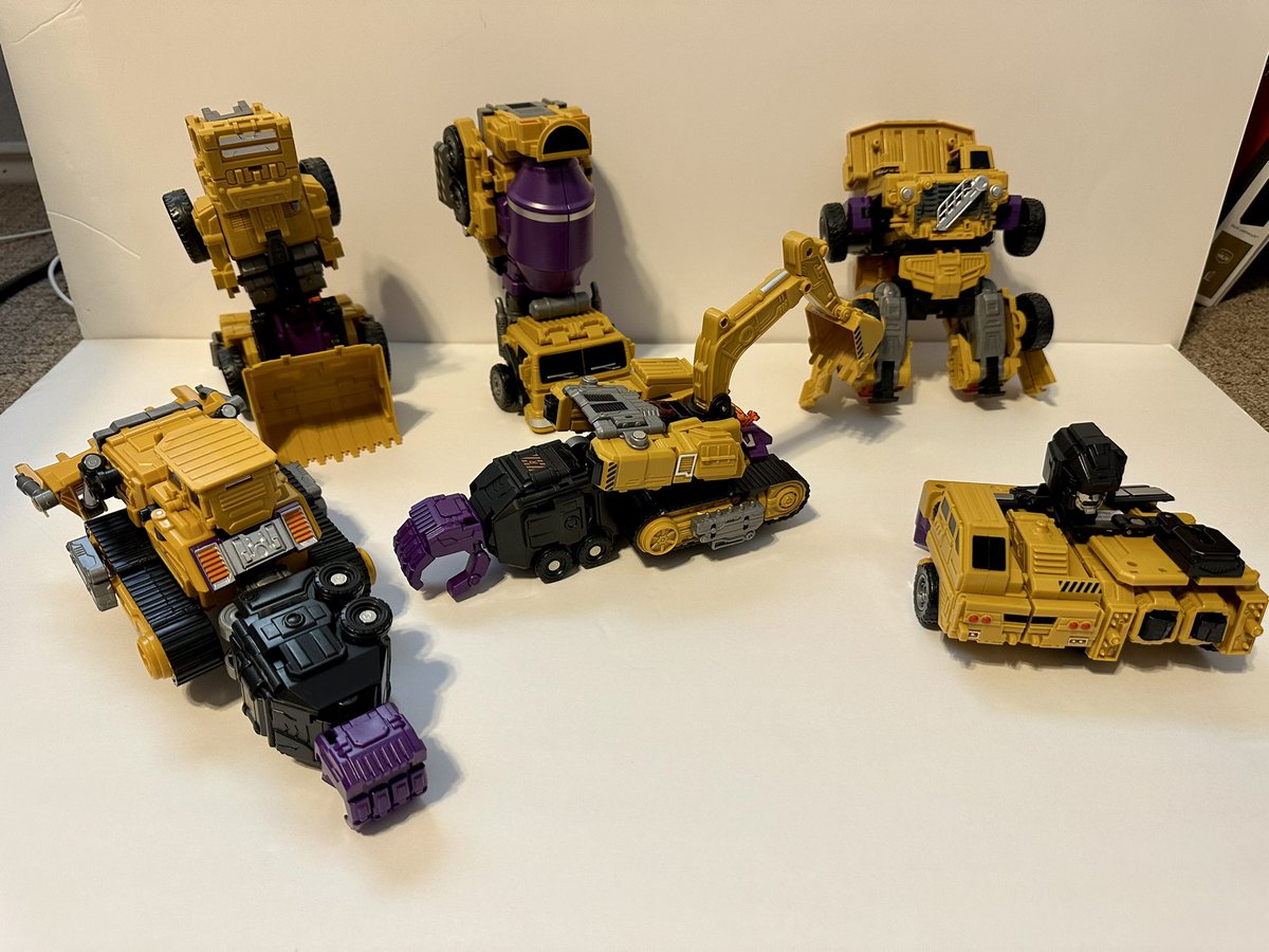 Powerful Working Machine KO Devastator is a bit of a pain to put together. Overall a fairly solid bot but there are a few tabs and such that need some tinkering with. After that I may be able to get a few good poses with him.

Wheelie and MOTUC Skeletor for scale. #Transformers