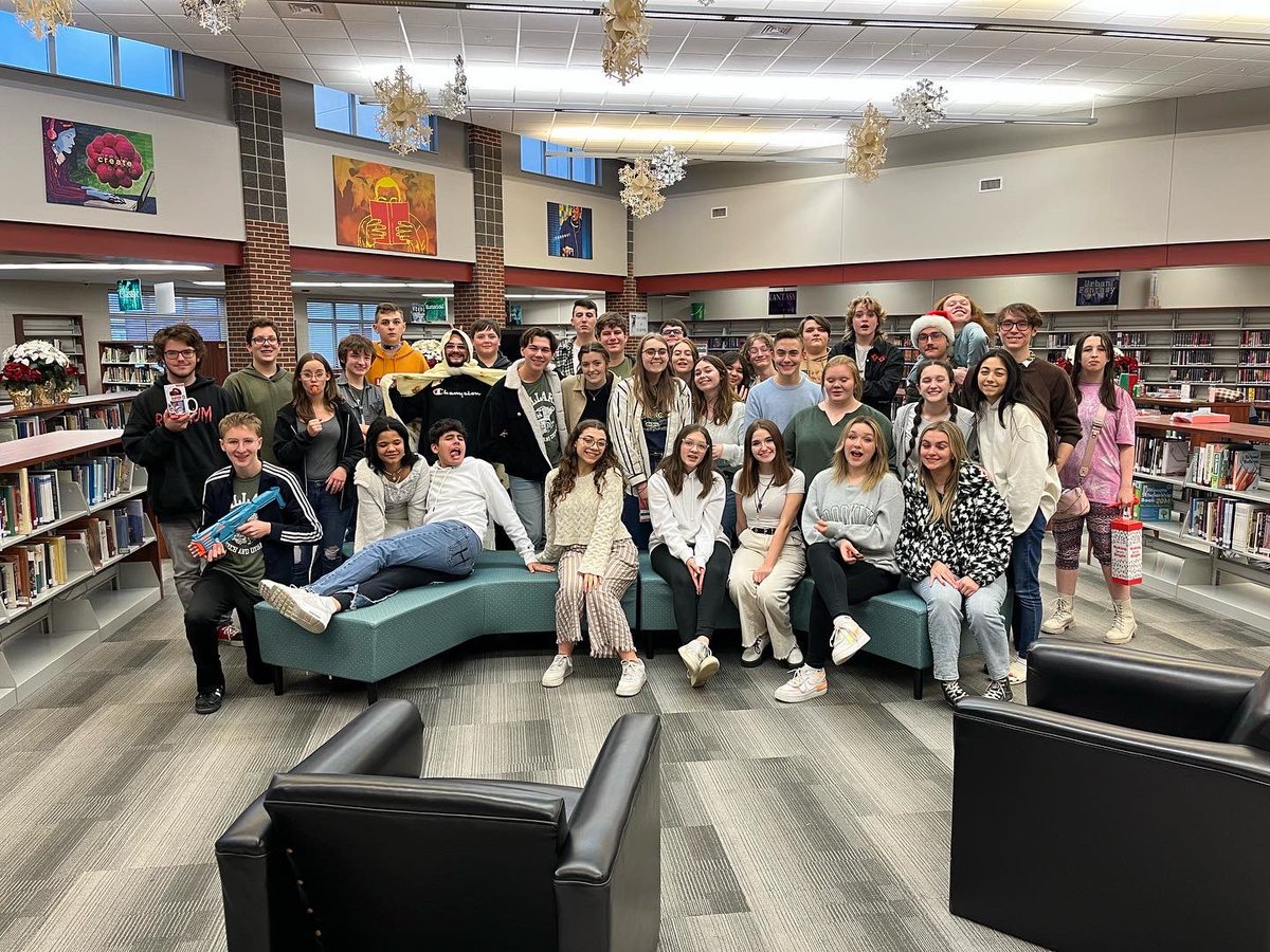 Merry Christmas from the Willard Speech and Debate team! 🏆🎄

We wrapped up this semester with a white elephant gift exchange and a team pizza party, see you next semester for more tournament fun! 
🏆✨🎄