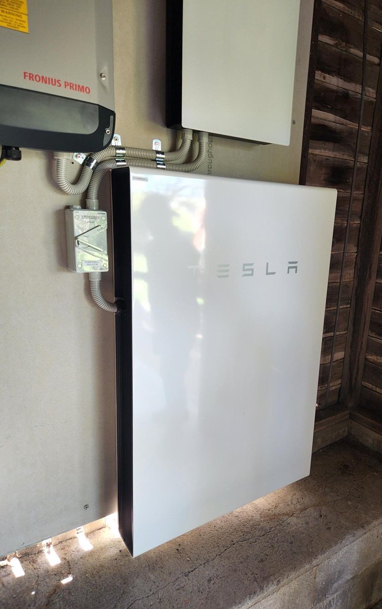 2 x #Tesla #Powerwall2 in 2 days

#greensolar #greensolarsystems #brisbanesolar #solarenergysystem #solarpanels #solarpower #solarenergy #homebattery