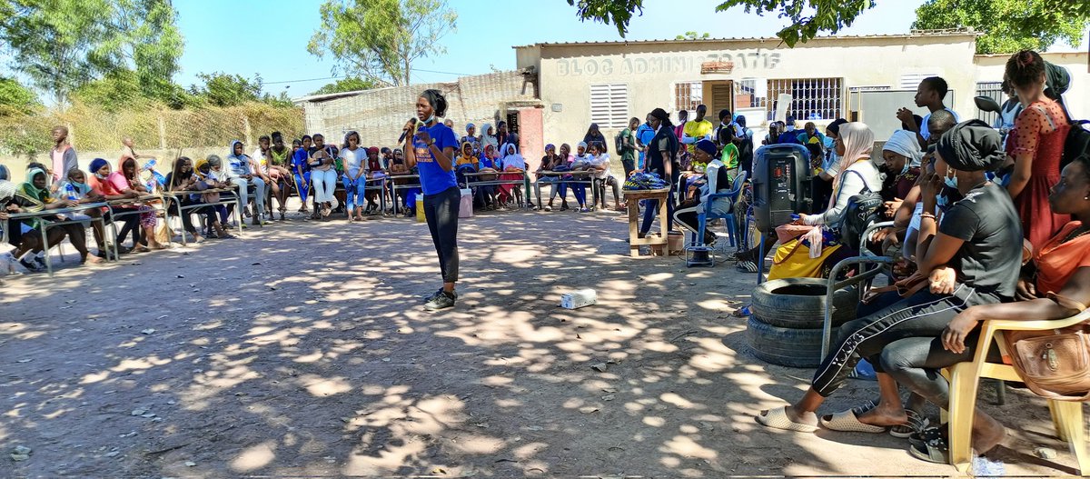 ADAMAsleader's tweet photo. # je suis élève nouvelle diplômée je participe a la propreté de l'établissement de mon village.Alhamdoulilah la population a répondu à mon appel pour rendre propre le lycée dont le terrain n'était pas praticable.
#ppj
# clubs des jeunes filles
# UNICEF
#joffa https://t.co/owBh6SEivX