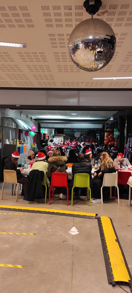 Letrix29's tweet image. Un évènement de plus. Des étudiants heureux. Réveillon @univ_lille .