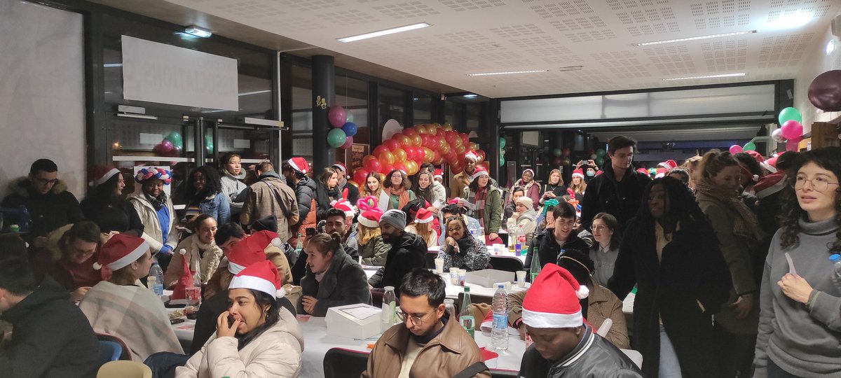 Letrix29's tweet image. Un évènement de plus. Des étudiants heureux. Réveillon @univ_lille .