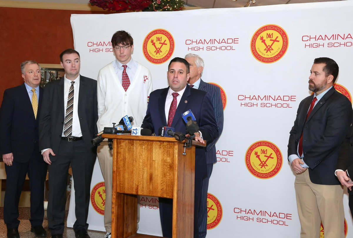 ANTHONYDESPO's tweet image. Last week, @Chaminade_HS b-ball player P.J. Kellachan collapsed from a seizure &amp;amp; slipped into cardiac arrest on the court. Thx to the actions of Coach Bob Paul, Athletic Trainer Vargas &amp;amp; Coach Feeney, P.J. survived this harrowing experience &amp;amp; lives to play another day. Fortes!