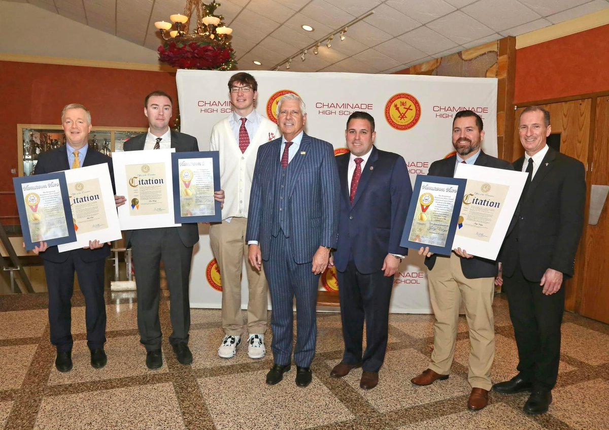 ANTHONYDESPO's tweet image. Last week, @Chaminade_HS b-ball player P.J. Kellachan collapsed from a seizure &amp;amp; slipped into cardiac arrest on the court. Thx to the actions of Coach Bob Paul, Athletic Trainer Vargas &amp;amp; Coach Feeney, P.J. survived this harrowing experience &amp;amp; lives to play another day. Fortes!