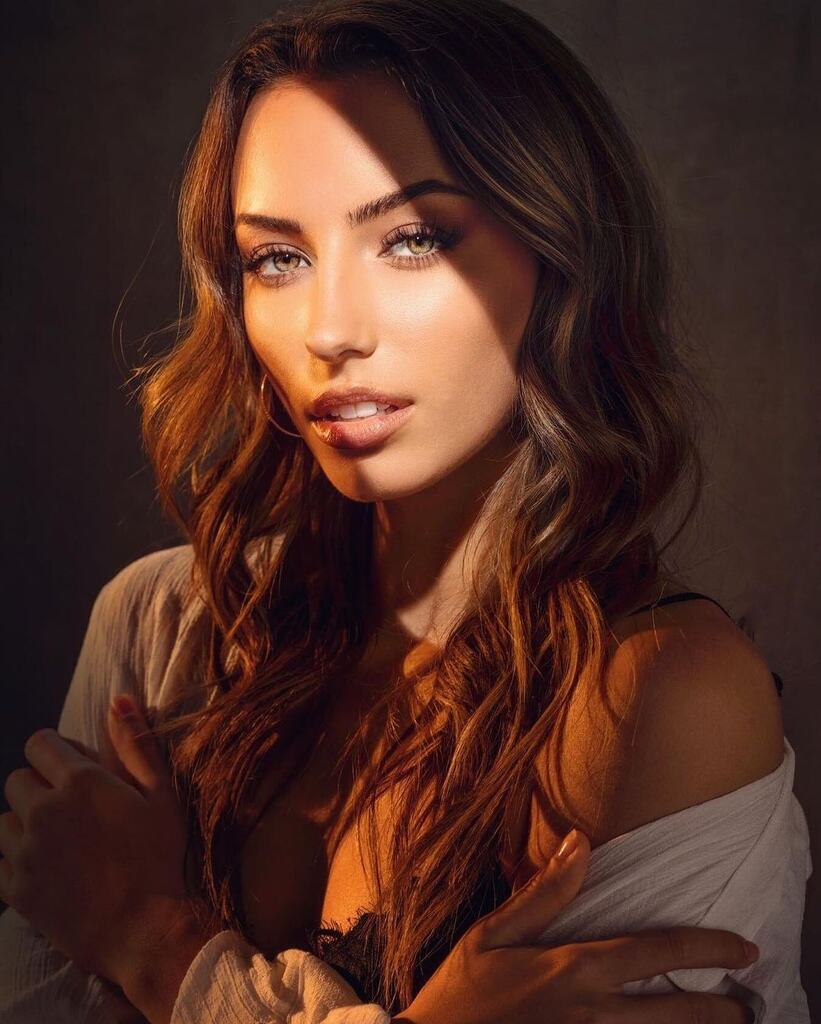 iso1200magazine's tweet photo. Portrait by @g_e_anderson
“Contrast is what makes photography interesting.” —Conrad Hall
.
.
.
🖼: @megannicolewaters
📷: @g_e_anderson
.
.
.
#dramatic #portraitphotography #michiganmodel #michiganphotographer #portraitartist #lighting #profotoglobal #canonphotograph… https://t.co/CsjOwyiy4t