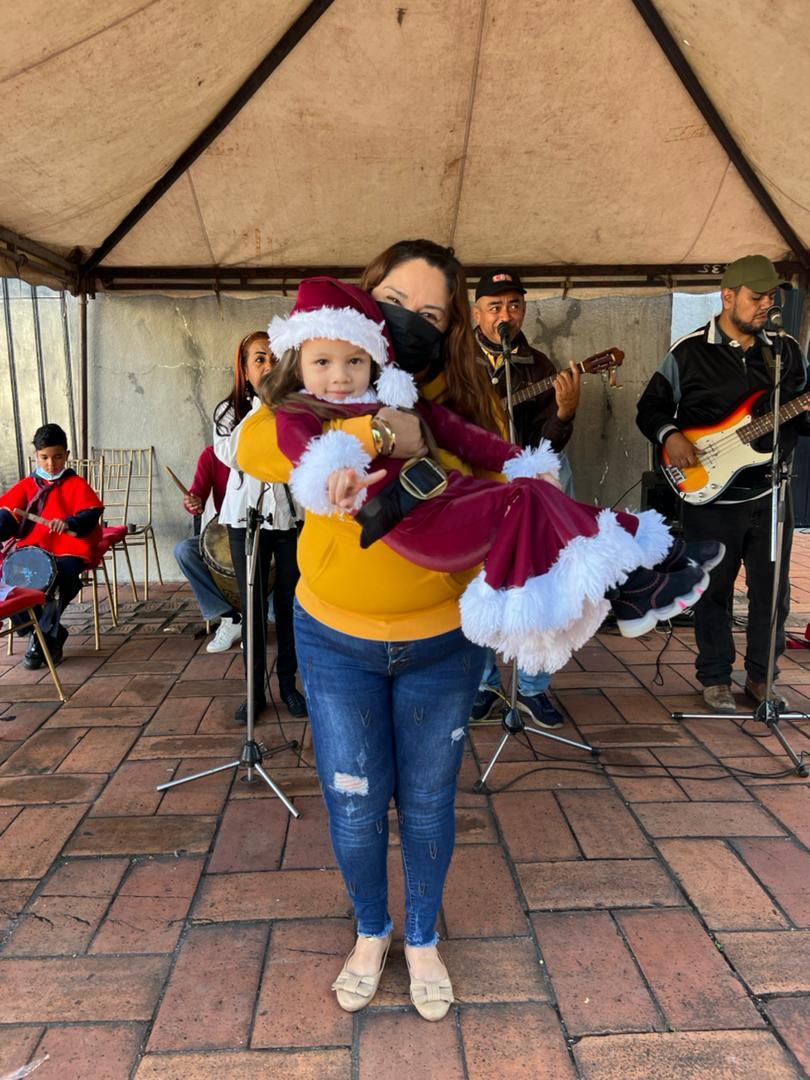 CDCETachira's tweet photo. Con ofrendas y presentación cultural la Zona Educativa Táchira participó en la 1era Misa de Aguinaldo en la Catedral de San Cristóbal!

Con la asistencia de representantes y trabajadores de los Poderes Públicos en la entidad 💛🖤

@NicolasMaduro 
@_LaAvanzadora 
@FreddyBernal https://t.co/pCdrbSWDWi
