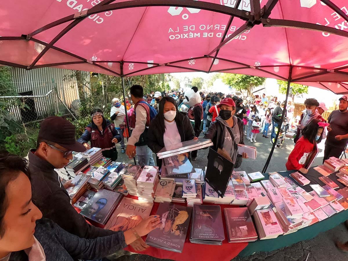 ParticipacionT's tweet photo. Entregamos Libros Pa’ La Banda 📢
Hoy en coordinación con @CDMX_SIBISO, @CulturaCiudadMx, @FCEMexico y @LibreriasEducal entregamos Libros Gratuitos para Jóvenes de 12 a 20 años. Con estas acciones encabezadas por @Claudiashein buscamos garantizar el derecho a la cultura de todos. https://t.co/2q0nzLY2Ey