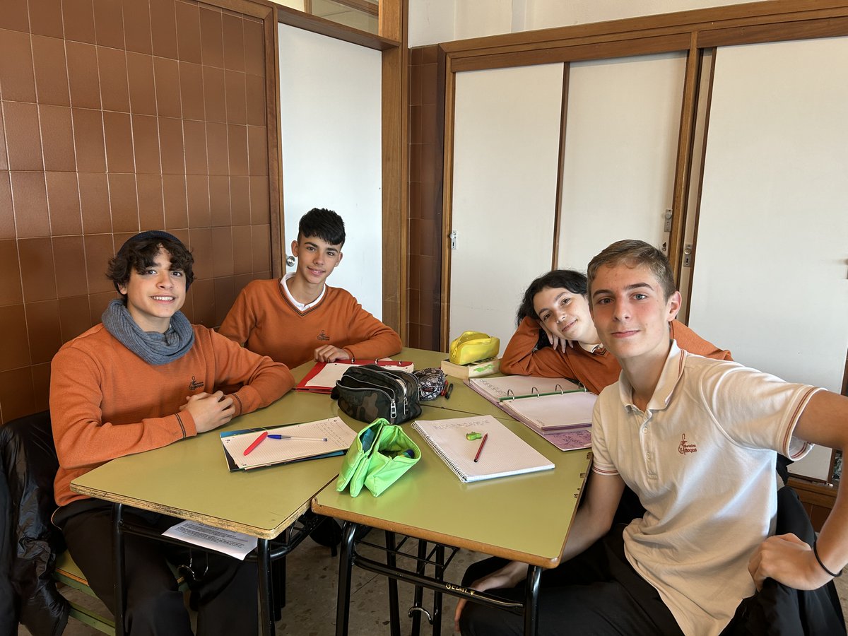 FranciscanasCor's tweet photo. En Lengua y Literatura de 3ºESO, creamos textos con la premisa de que sustantivos, verbos y adjetivos comiencen por la misma letra.
"Lucía y Laura leían libros largos mientras Lola lamentaba la lenta lectura de ellas..." #somosfranciscanas https://t.co/RBdxRBWosp