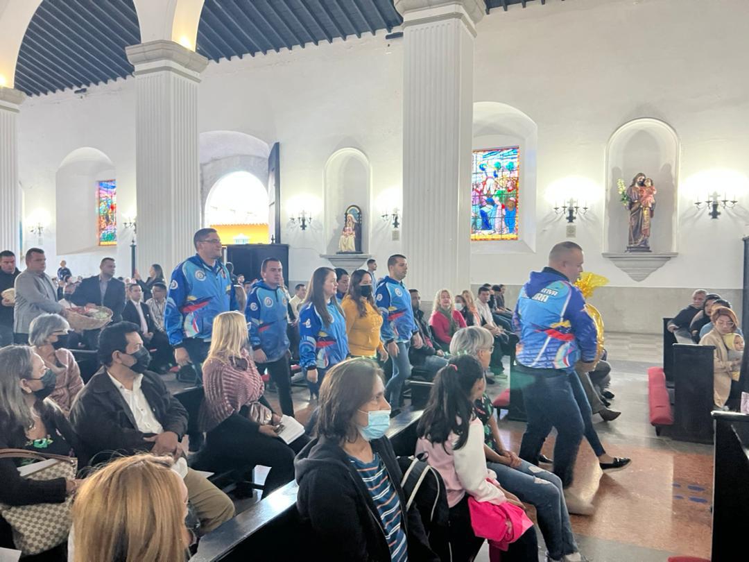 CDCETachira's tweet photo. Con ofrendas y presentación cultural la Zona Educativa Táchira participó en la 1era Misa de Aguinaldo en la Catedral de San Cristóbal!

Con la asistencia de representantes y trabajadores de los Poderes Públicos en la entidad 💛🖤

@NicolasMaduro 
@_LaAvanzadora 
@FreddyBernal https://t.co/pCdrbSWDWi