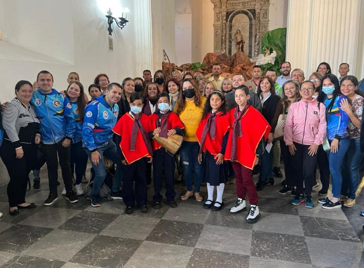 Con ofrendas y presentación cultural la Zona Educativa Táchira participó en la 1era Misa de Aguinaldo en la Catedral de San Cristóbal!

Con la asistencia de representantes y trabajadores de los Poderes Públicos en la entidad 💛🖤

<a href="/NicolasMaduro/">Nicolás Maduro</a> 
<a href="/_LaAvanzadora/">Yelitze Santaella</a> 
<a href="/FreddyBernal/">Freddy Bernal</a>