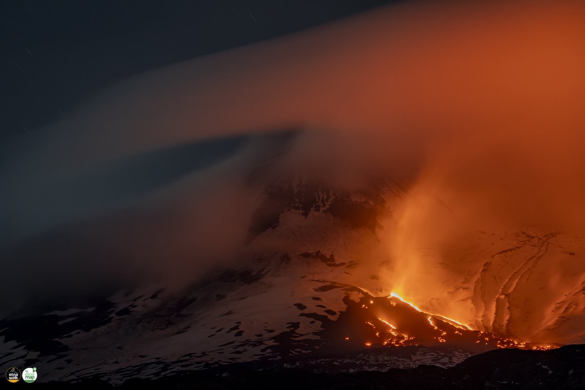 #Etna Eruption & #Lenticular Clouds • 15/12/2022

#Sicily #lava #volcano 
@weatherchannel @VisitSicilyOP @NatGeoItalia