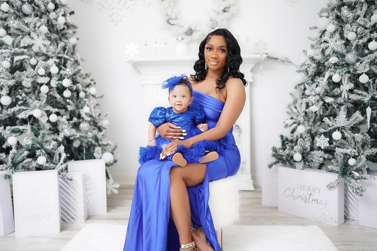 ParisMuse's tweet photo. Happy Holidays from my family to yours ❄️☃️ https://t.co/q8dO8PElAk