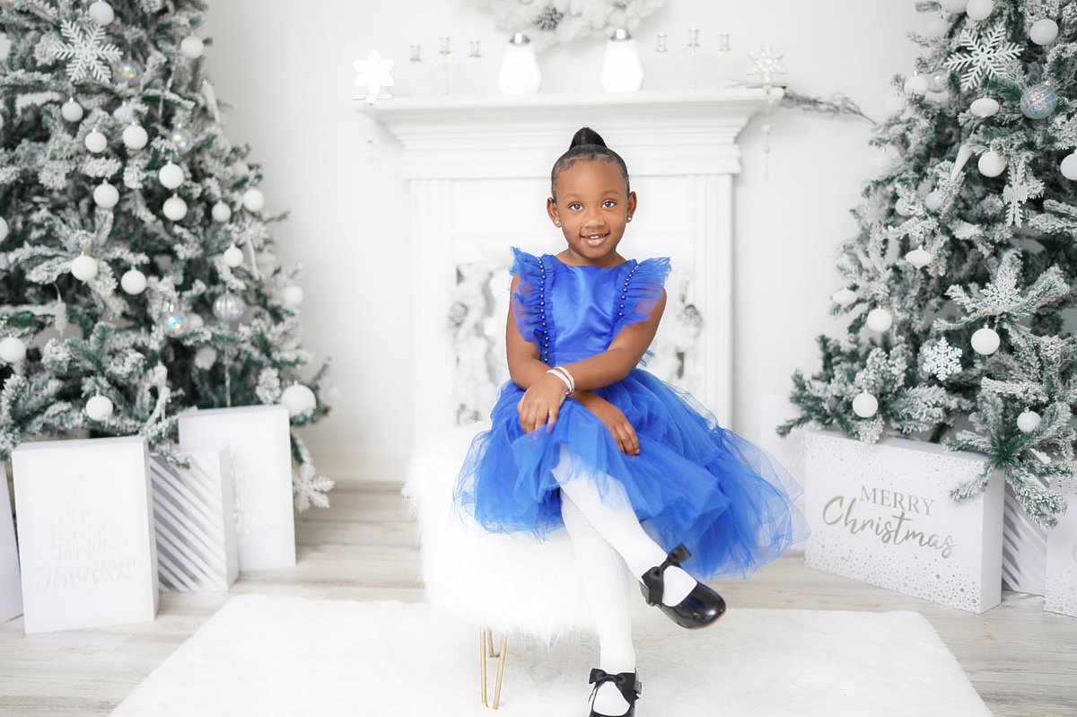 ParisMuse's tweet photo. Happy Holidays from my family to yours ❄️☃️ https://t.co/q8dO8PElAk