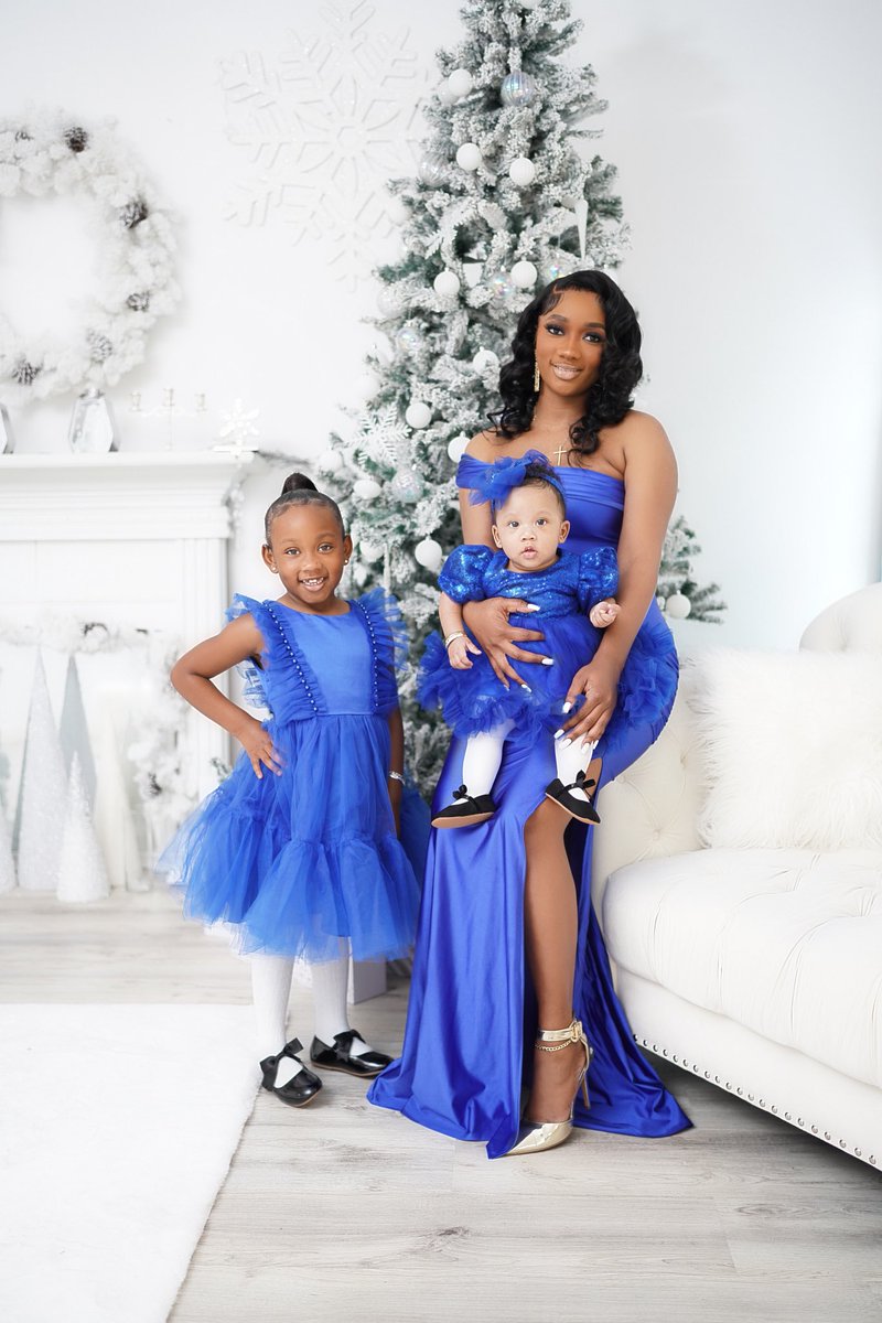 ParisMuse's tweet photo. Happy Holidays from my family to yours ❄️☃️ https://t.co/q8dO8PElAk