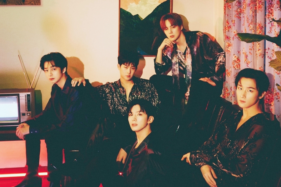 soompi's tweet photo. #MONSTA_X Reveals Comeback Schedule For January Return With "REASON"
https://t.co/RQ6zaut1td https://t.co/LnSIk5RoAh