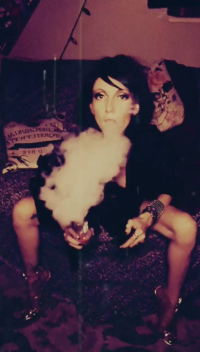 ladiosa_dinero's tweet photo. Livestreams to the xxxth degree, #cloudblow cam sessions, well made #xxx home movies, #findom of your dreams. Use your clouded judgement & cum play. Happy Fryday #spun #tweakend https://t.co/ciOIl8eNUe