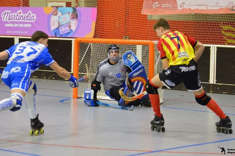 cpmanlleu's tweet photo. Algunes imatges de la victòria del passat cap de setmana a la OKLliga Plata!

Fotos realitzades pel fotògraf Sebas Moncusí!

Seguim!

Salut i hoquei 

@solopatin

#clubpatimanlleu #hoqueiManlleu #hoqueipatins #OKlliga #Hockey #Manlleu https://t.co/OZHyHe13Cn