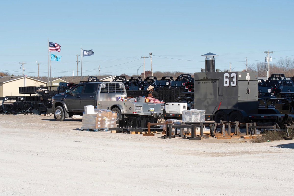 Doing my thankg down here in Oklahoma! <a href="/CMTruckBeds/">CM Truck Beds</a> <a href="/bbcharcoal/">B&B Charcoal</a> <a href="/MMBBQCo/">M&M BBQ Co.</a> #moecasonbbq