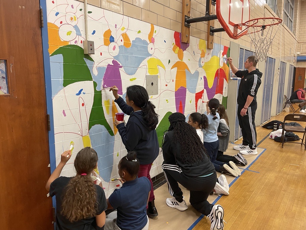 Today, <a href="/FenwayBowl/">Wasabi Fenway Bowl</a> teams supported the Boston community - <a href="/GoBearcatsFB/">Cincinnati Football</a> held a football clinic with <a href="/YMCA_Boston/">YMCA Greater Boston</a> while <a href="/LouisvilleFB/">Louisville Football</a> painted a mural with the students of <a href="/HurleySchoolK8/">Hurley School K-8</a>! Thank you <a href="/Pop_Warner/">Official Pop Warner</a>, @BostonPublicSchools, and everyone who attended!