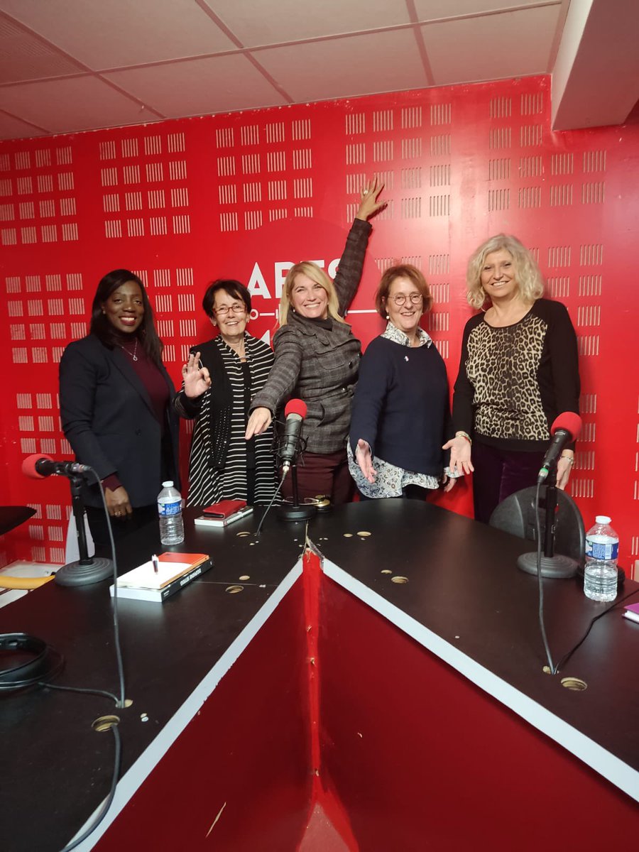 camaieudefemmes's tweet photo. Plateau de @camaieudefemmes avec @MadiSeydi @SylvaineGrevin @sarahmostrel #nadinerey #martineprofichel @RadioArtsMada @VBANTONELLI #phytoquant https://t.co/1UKYqJf8F9