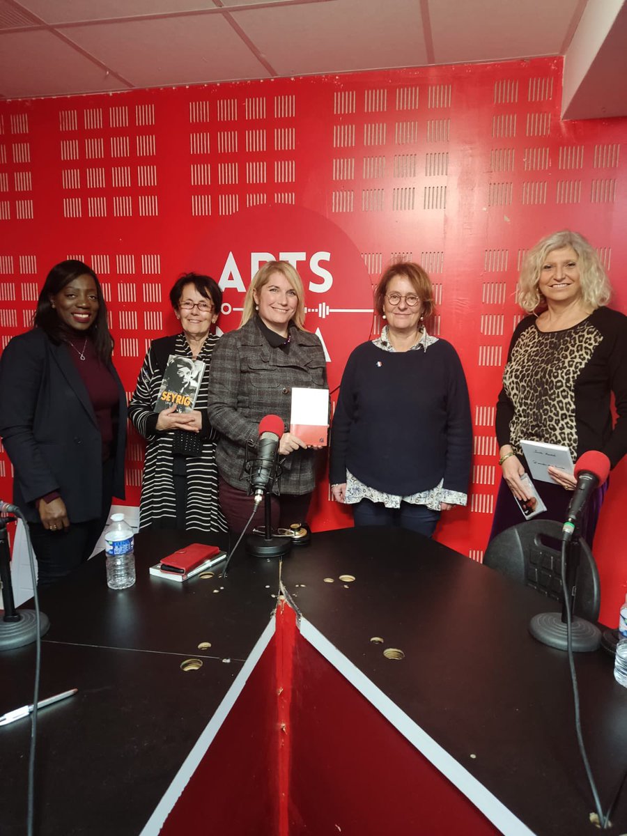 camaieudefemmes's tweet photo. Plateau de @camaieudefemmes avec @MadiSeydi @SylvaineGrevin @sarahmostrel #nadinerey #martineprofichel @RadioArtsMada @VBANTONELLI #phytoquant https://t.co/1UKYqJf8F9