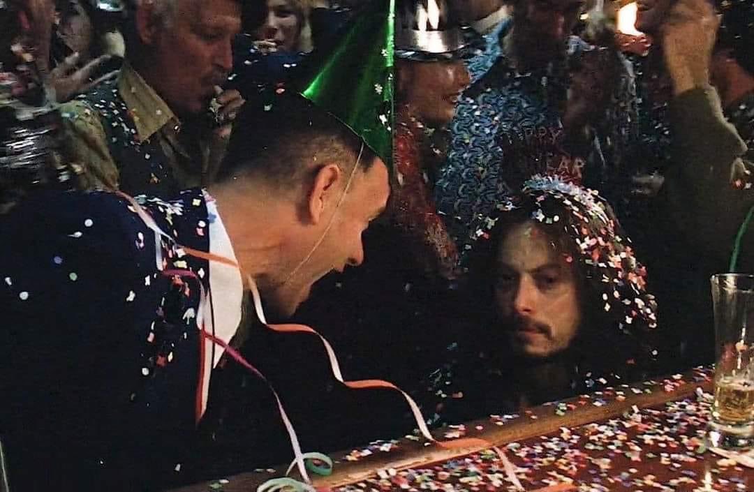 Si comienzan a ver Forrest Gump a las 10:38:57 PM el 31 de diciembre, recibirásn el Año Nuevo junto al Teniente Dan.

Planazo!!