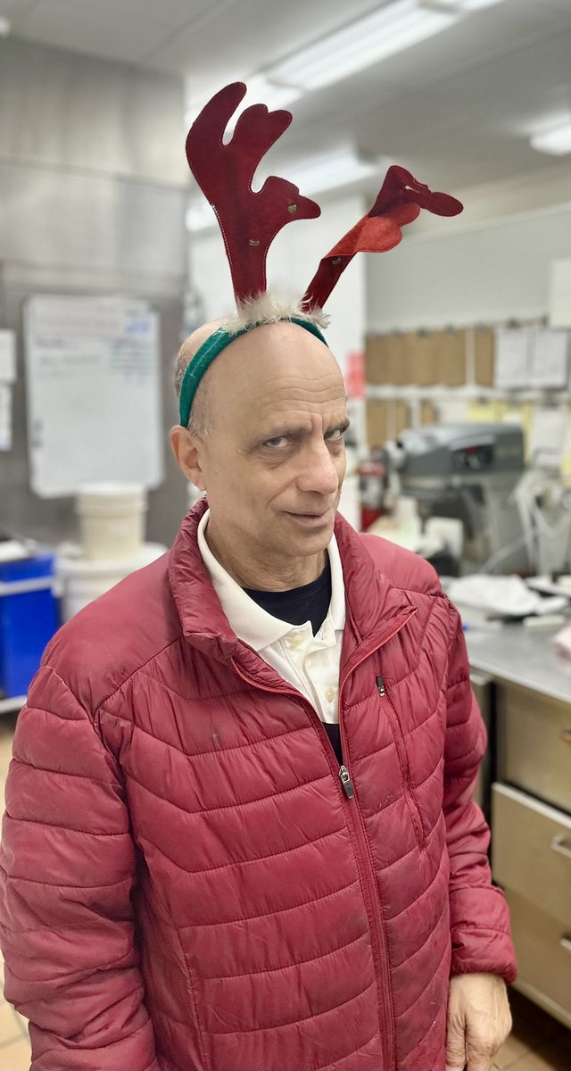 ed_mehler's tweet photo. Just a nice Jewish boy from the Bronx spreading some holiday cheer here in CA! TONS of customers liked my antlers and as an actor, I LOVED the attention…
#holidays #spirit #celebrate #actor #characteractor #dynamicpersonality #imakethemlaugh 🎄 🕎 🎭 https://t.co/qnae91xajA
