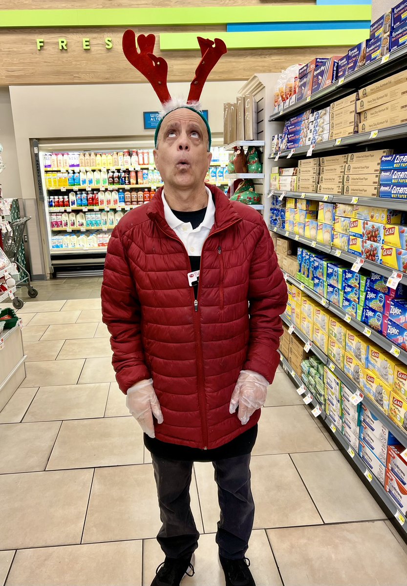 ed_mehler's tweet photo. Just a nice Jewish boy from the Bronx spreading some holiday cheer here in CA! TONS of customers liked my antlers and as an actor, I LOVED the attention…
#holidays #spirit #celebrate #actor #characteractor #dynamicpersonality #imakethemlaugh 🎄 🕎 🎭 https://t.co/qnae91xajA