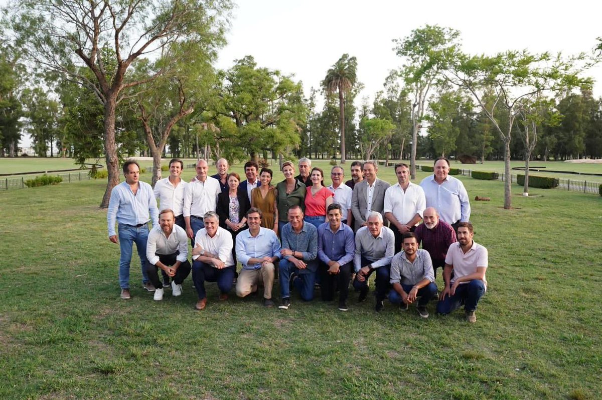 Comunicado de intendentes e intendentas peronistas de la 1era y 3era sección electoral: 
PUEBLO O MAFIAS.