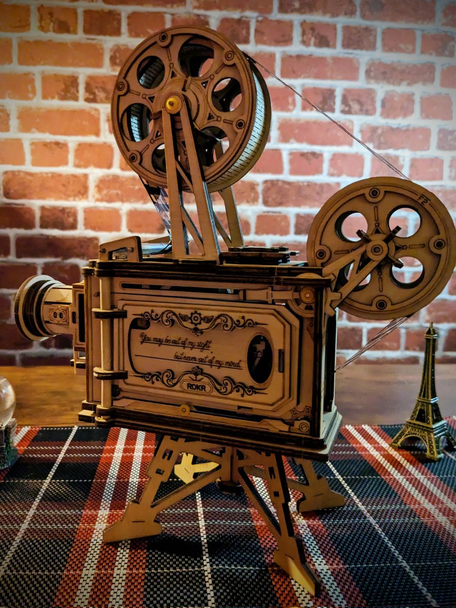 LaureHanLG's tweet photo. #Vitascope 📽️🧩#Puzzle3D >> Et voualààà !! 😱💫🥰
>> C'est trop magique ! 😭😭😭
#Projection #Chaplin #MiniFilm 💚 https://t.co/BgsgkAlm7r
