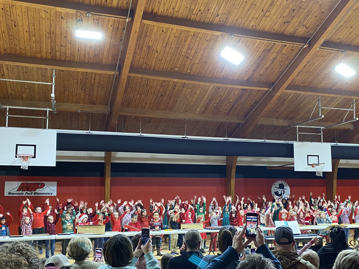 queenahb's tweet photo. Full house of leaders tonight helping us begin this Christmas season with peace, harmony, and holiday cheer! #itsagreatdaytobeamountaineer #ALLin #bethelight #lightuptheworld https://t.co/BWyPxz24Te