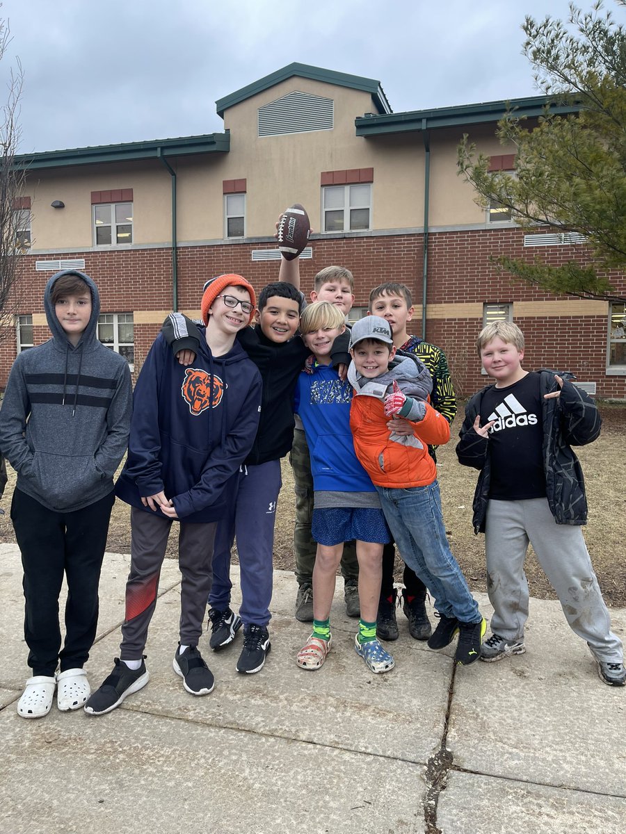 SudduthInSixth's tweet photo. Extra recess with @MsBsBunch  4th grade classroom🦊 this afternoon for our Den Bingo challenge  🏔️ @115yis #DenApspire #bingo #togetherwecanmovemountains https://t.co/yCRbmlqMMG