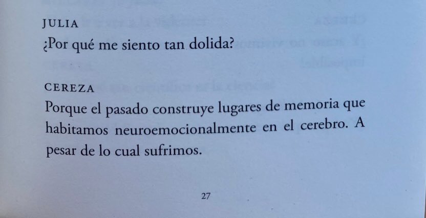 Cementedelibros's tweet photo. JULIA 
¿Por qué me siento tan dolida?
CEREZA
Porque el pasado construye lugares de memoria que habitamos neuroemocionalmente en el cerebro. A pesar de lo cual sufrimos.
Libro: Una casa con orejas grandes
Autor: Josefina González
#cementeriodelibros https://t.co/7V8IBxzdpT