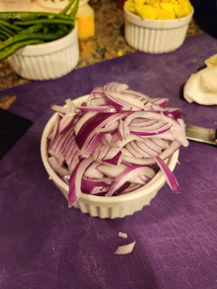 silversj's tweet photo. I sliced that onion very thin.
Then I spent 2 minutes not being able to see and rinsing my eyes with cold water.
#CookingAdventures #CookingPrep #onion #fajita #cooking #HomeChef https://t.co/CjYGGBWQUp