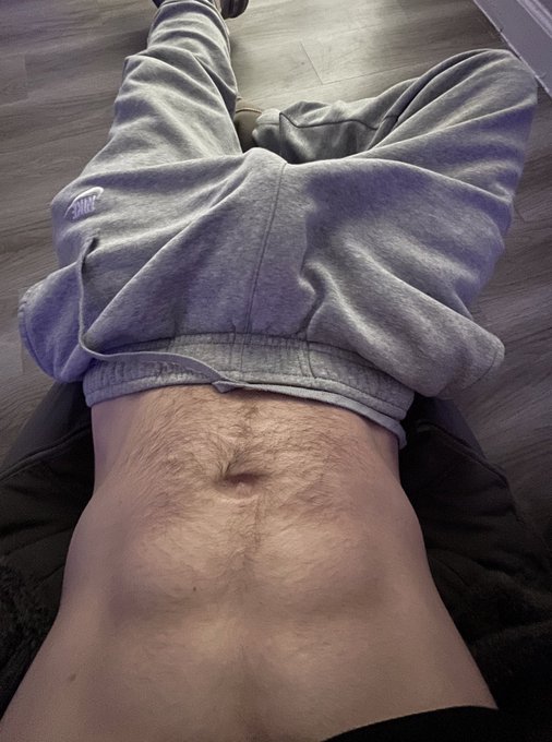 gotta love my grey sweats https://t.co/x7Da133Ylz